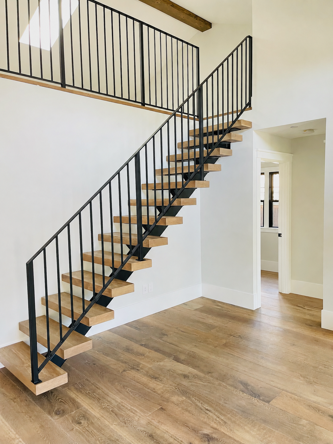 Floating stair railing with upper guardrail
